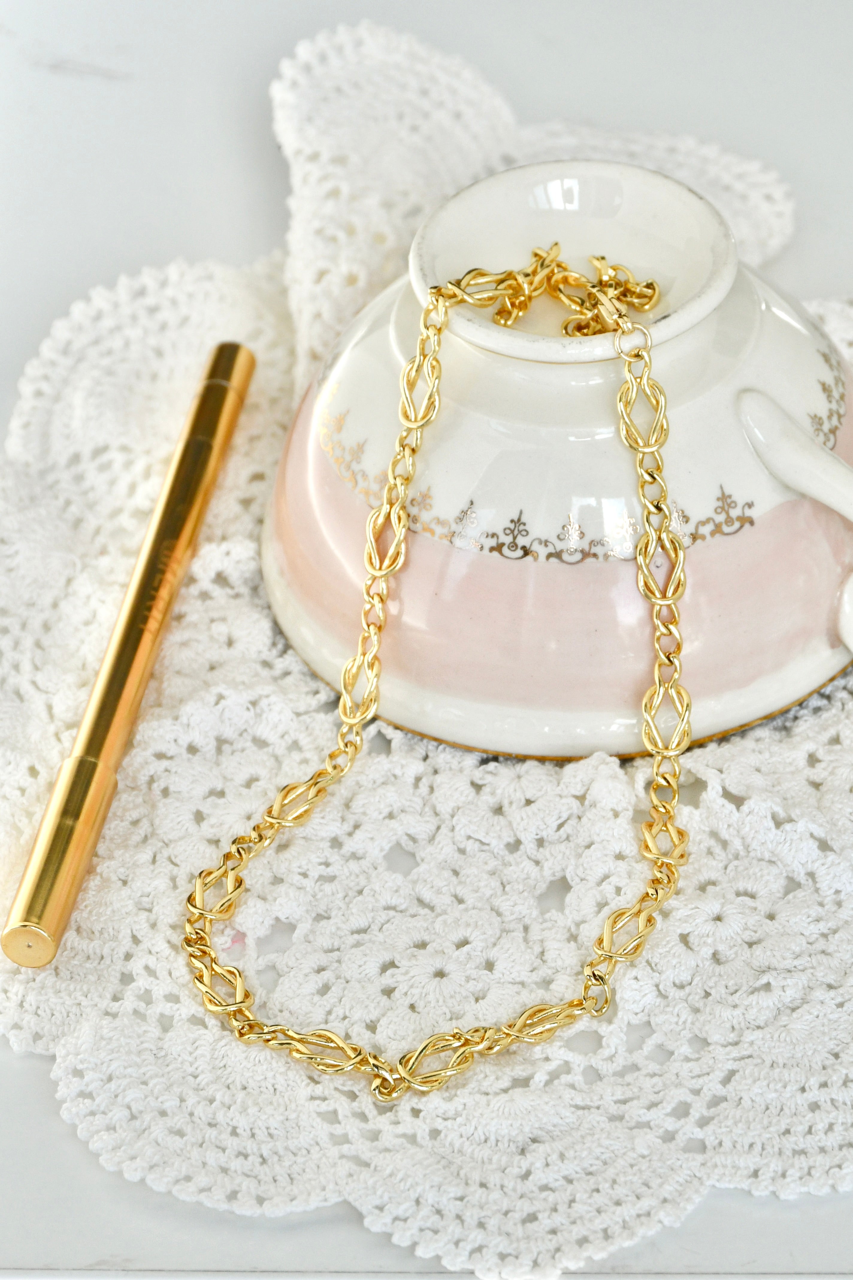 Anastasia twisted chain necklace